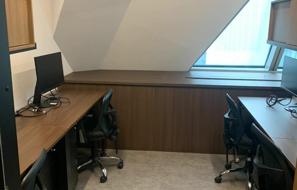 4 Pax Private Office (With Window & Monitors)